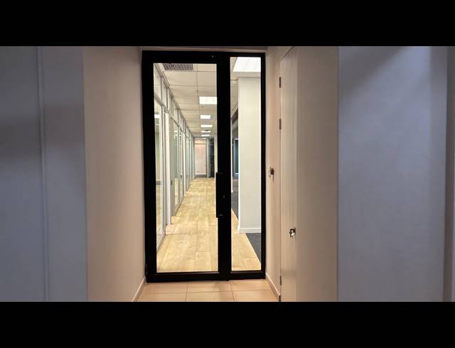 631M² OFFICE TO LET IN PINESLOPES